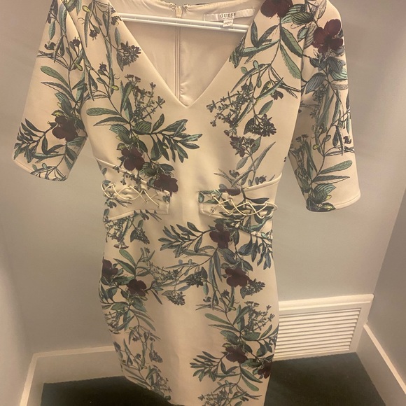 Guess mini dress fits in 32/25/34 it’s stretchable - Picture 2 of 3